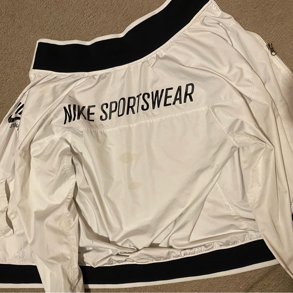Nike sportswear windbreaker. Size medium Front-zip closure